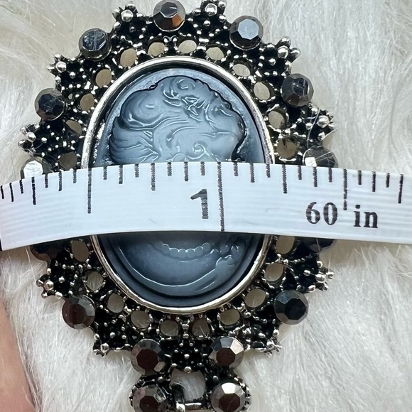 Vintage Black And Gray Cameo Brooch - Picture 7 of 7